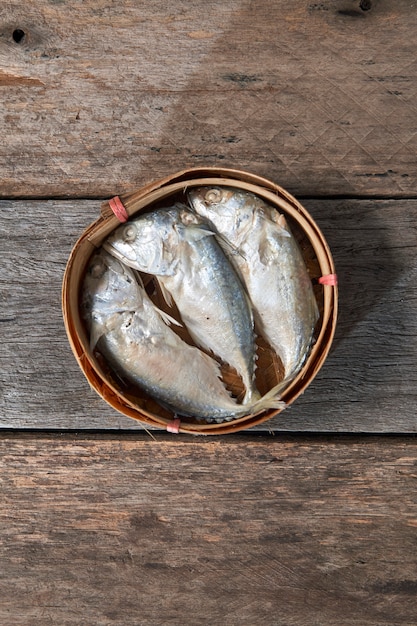 Merce nel carrello degli sgombri (pesce allo sgombro tailandese al vapore)