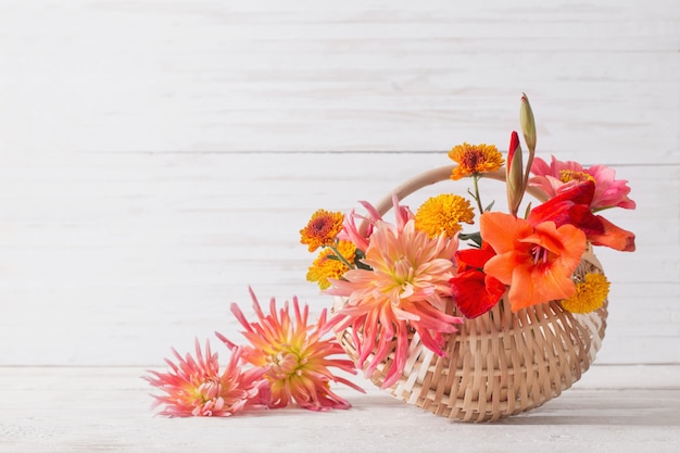 Merce nel carrello dei fiori di estate sulla tavola di legno