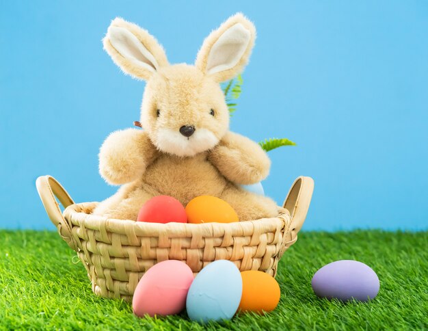 Merce nel carrello del giocattolo del coniglietto e delle uova di Pasqua