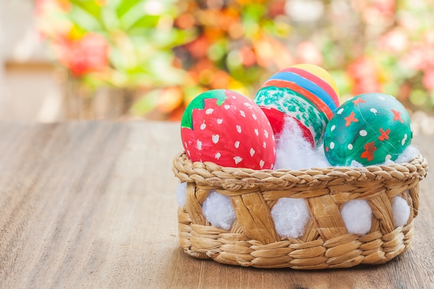 Merce nel carrello dell&#39;uovo di Pasqua su legno