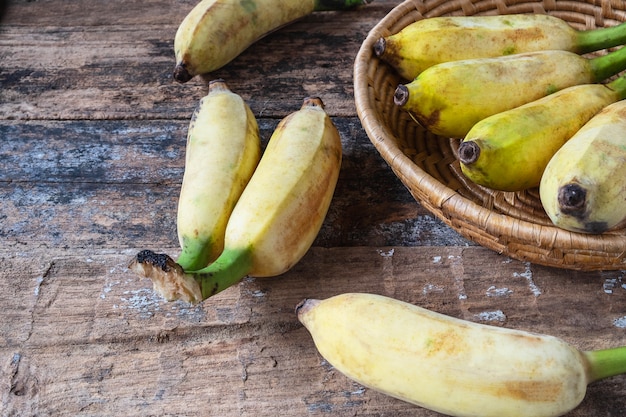 Merce nel carrello della banana organica