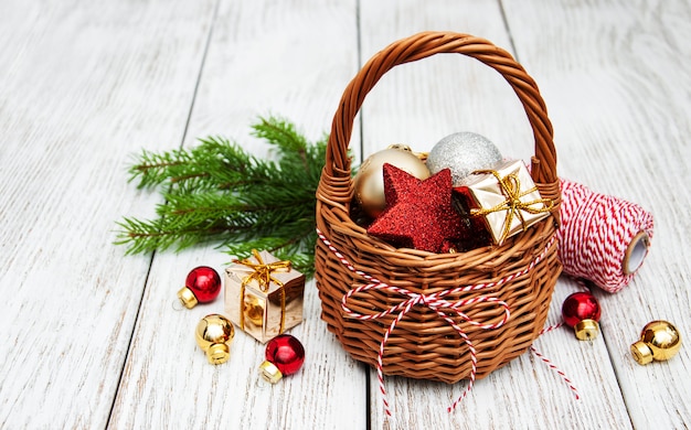 Merce nel carrello delle bagattelle di Natale