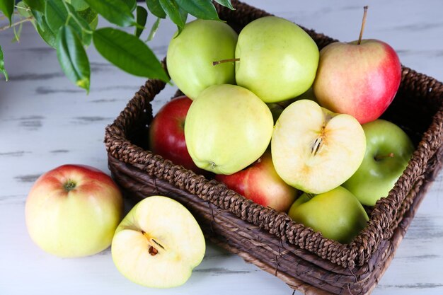 Merce nel carrello delle mele succose sulla tavola di legno