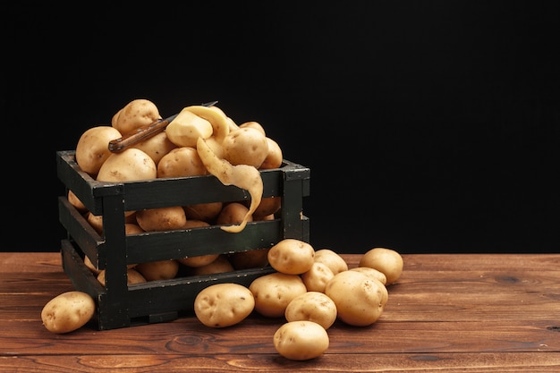 Merce nel carrello delle patate fresche