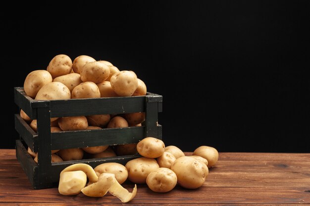 Merce nel carrello delle patate fresche