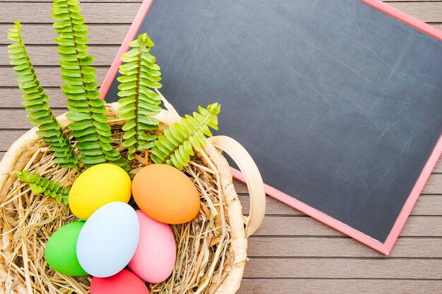 Merce nel carrello e lavagna delle uova di Pasqua