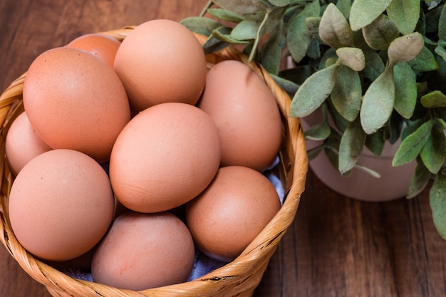 Merce nel carrello fresca delle uova del pollo sulla tavola di legno con spazio per testo