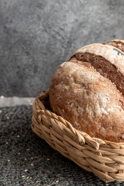 Merce nel cestino del pane sulla superficie marmorizzata grigia