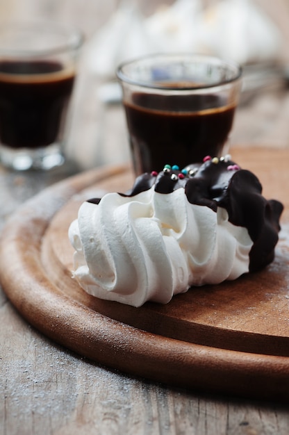 Meringa dolce con una tazza di caffè italiano