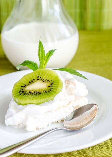 Meringa Pavlova con fette di kiwi