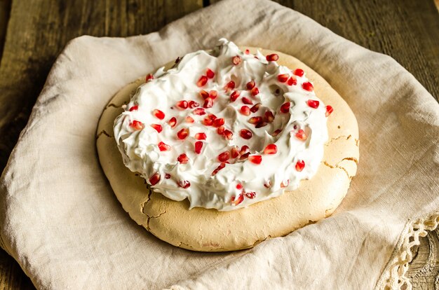 Meringa Pavlova con semi di melograno