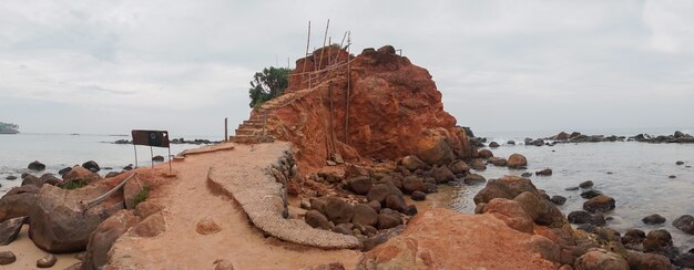 Merissa, Sri Lanka, pappagallo. Enormi massi sulla spiaggia