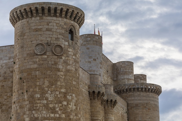 Merli e mura del castello di Sarmierto a Fuentes de Valdepero (Palencia - Castilla y Leon - Spagna). XV secolo.