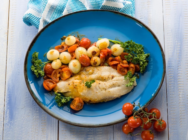 Merluzzo con salsa di cipolle e pomodori