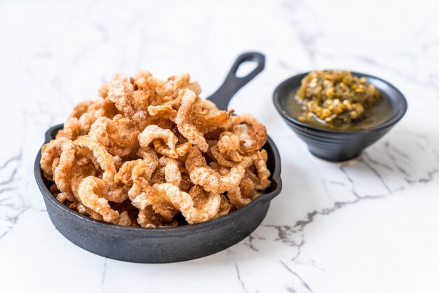 Merluzzo di maiale fritto o spuntino di maiale con salsa di peperoncino verde verde del Nord