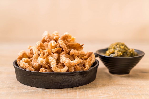 Merluzzo di maiale fritto o spuntino di maiale con salsa di peperoncino verde verde del Nord