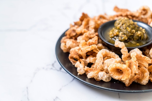 Merluzzo di maiale fritto o spuntino di maiale con salsa di peperoncino verde verde del Nord