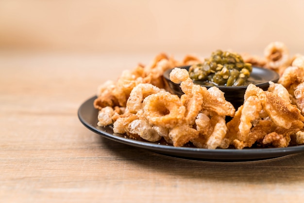 Merluzzo di maiale fritto o spuntino di maiale con salsa di peperoncino verde verde del Nord