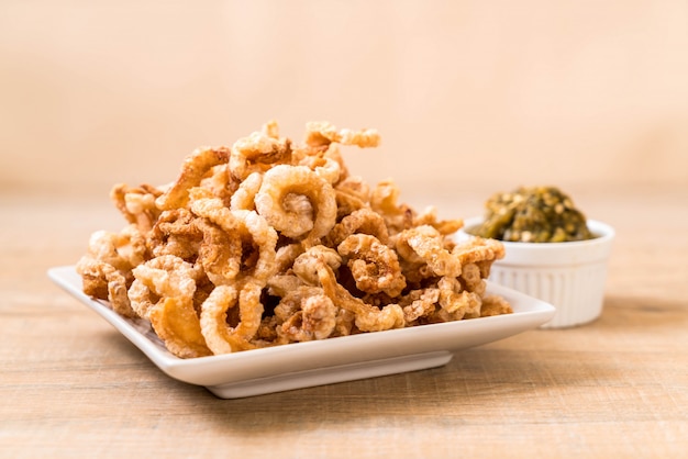 Merluzzo di maiale fritto o spuntino di maiale