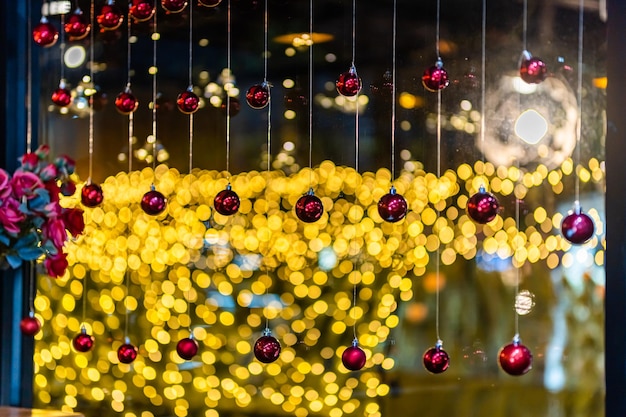 Merry x-mas, Close up of Colorful balls, Christmas greeting picture pacchetto decorazione su giallo luce colorata Abstract circolare bokeh sfondo Decorazione durante il periodo di Natale e Capodanno.