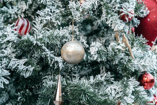 Merry xmasClose up di palline colorate scatola regali e auguri di Natale foto pacco sulla neve bianca verde albero di Natale sfondo decorazione durante il Natale e il nuovo anno