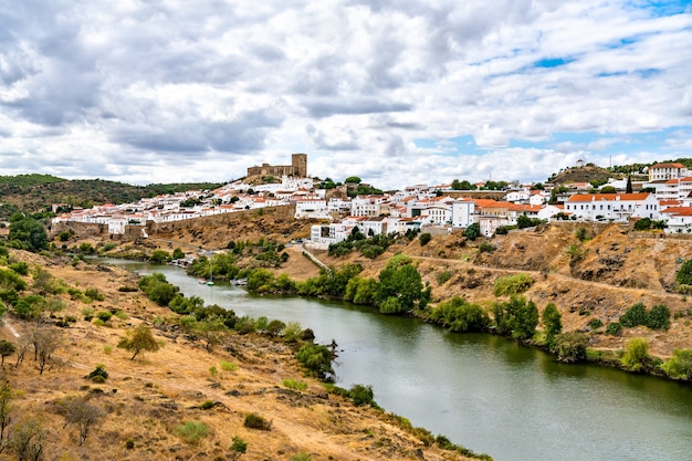 Mertola sopra il fiume Guadiana in Portogallo