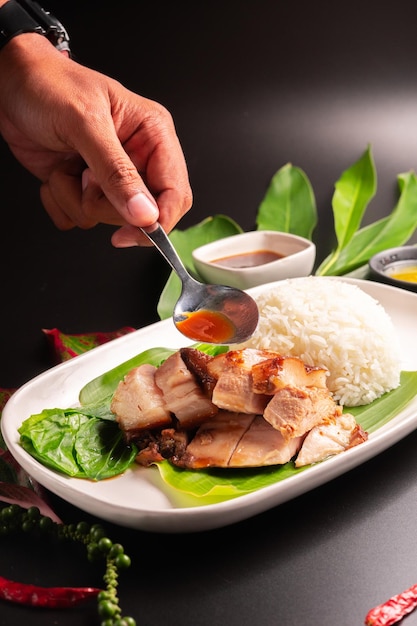 Mescolamento a mano di salsa in carne su piatto