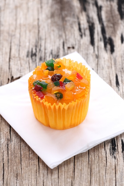 Mescolare cupcakes alla frutta su carta bianca.