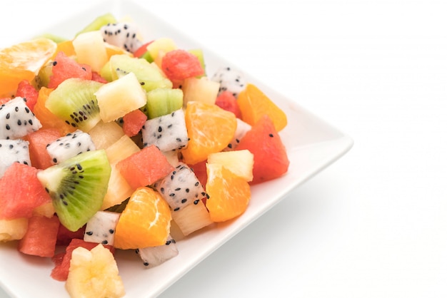 mescolare frutta a fette (arancia, frutta drago, anguria, ananas, kiwi)