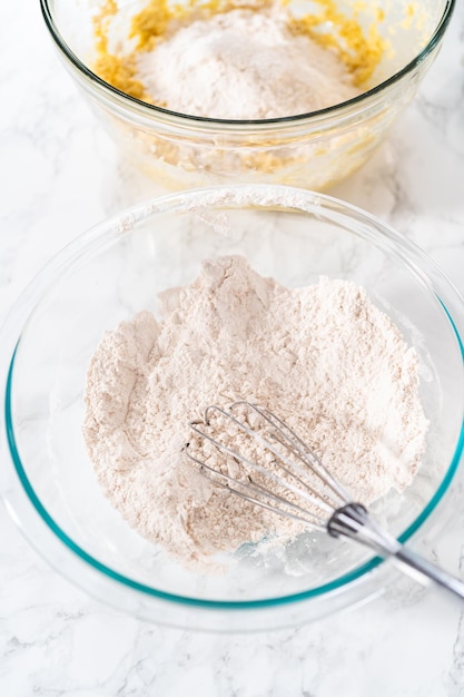 Mescolare gli ingredienti con una frusta a mano per cuocere i biscotti allo zabaione con un omino di pan di zenzero al cioccolato