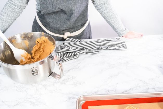 Mescolare gli ingredienti in un mixer da cucina per cuocere i biscotti al burro di arachidi.