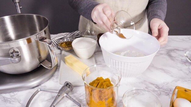 Mescolare gli ingredienti nel mixer elettrico da cucina per cuocere il cupcake alle spezie di zucca.