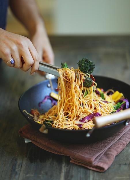 Mescolare gli spaghetti fritti con verdure biologiche