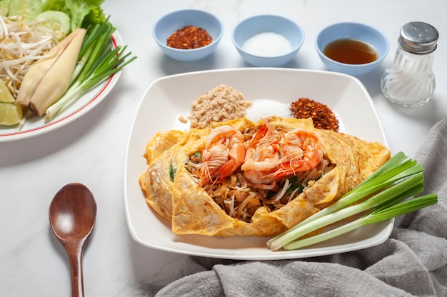 Mescolare i bastoncini di riso fritto o la tagliatella con i gamberi. cibo thailandese