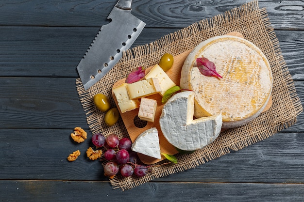 Mescolare il formaggio sul tavolo