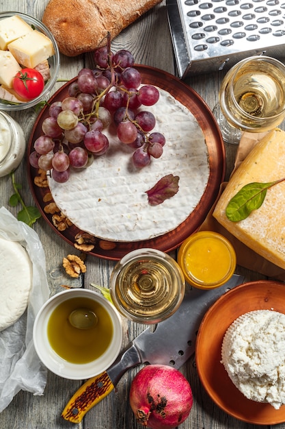 Mescolare il formaggio sul tavolo