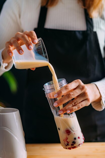 Mescolare il frullato salutare con latte di soia e frutti di bosco