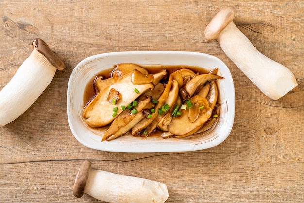 mescolare il fungo di ostrica fritto in salsa di ostriche