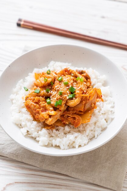 mescolare il maiale fritto con il kimchi su riso sormontato