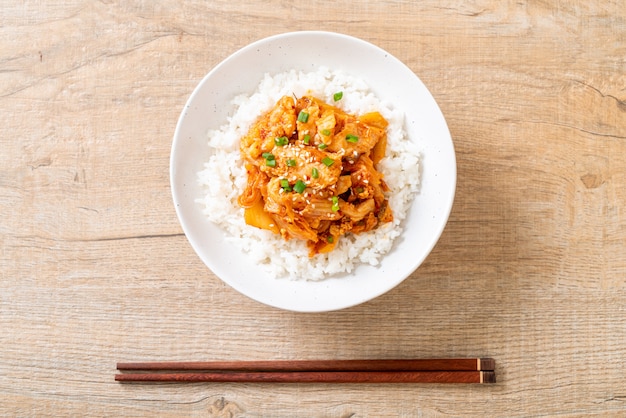 mescolare il maiale fritto con il kimchi su riso sormontato