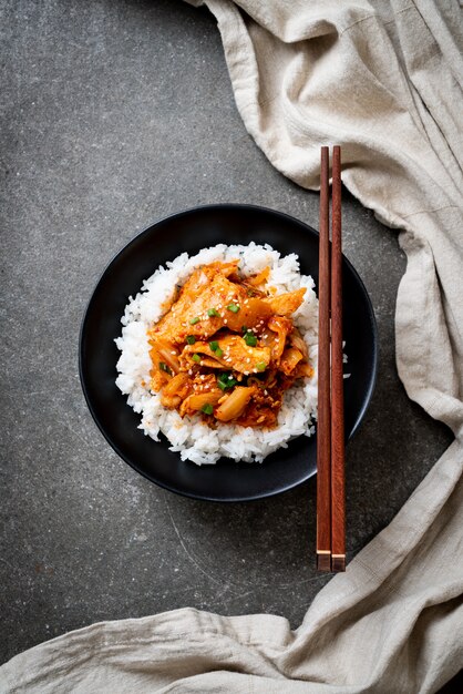 mescolare il maiale fritto con il kimchi su riso sormontato