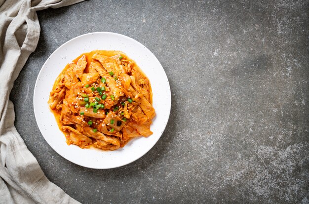 mescolare il maiale fritto con il kimchi