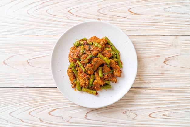 Mescolare il maiale fritto e la pasta di curry rosso con il fagiolo pungiglione - stile di cibo asiatico