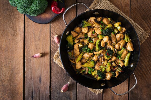 Mescolare il pollo fritto con broccoli e funghi - cibo cinese