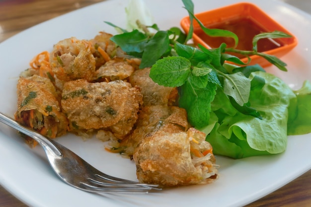 Mescolare il rotolo cinese fritto con salsa dolce