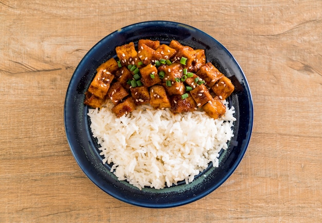 mescolare il tofu fritto con salsa piccante sul riso