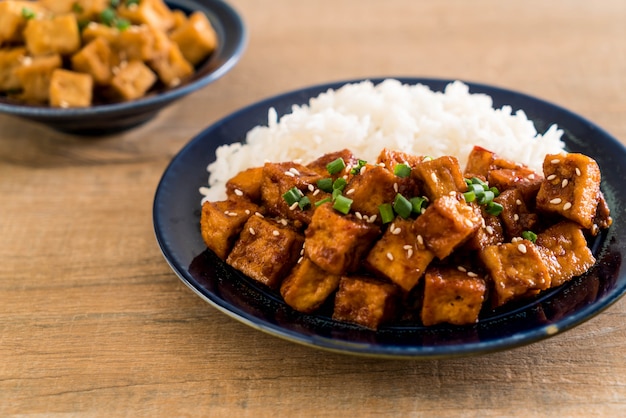 mescolare il tofu fritto con salsa piccante sul riso