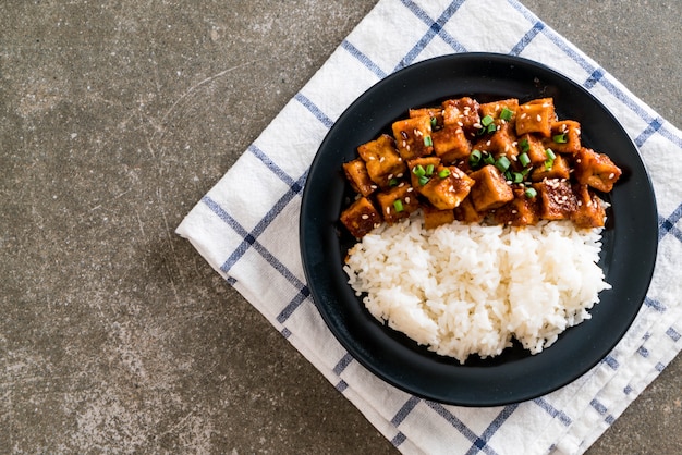 mescolare il tofu fritto con salsa piccante sul riso