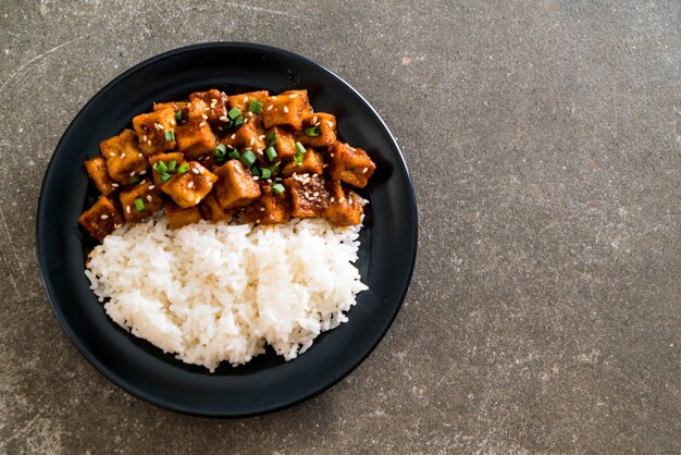 mescolare il tofu fritto con salsa piccante sul riso