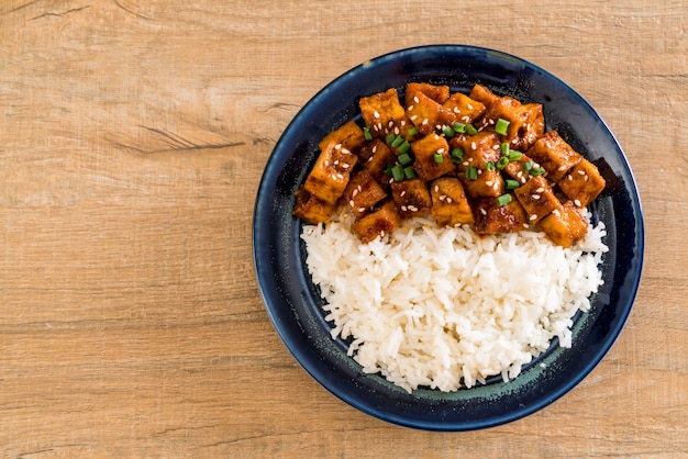 mescolare il tofu fritto con salsa piccante sul riso